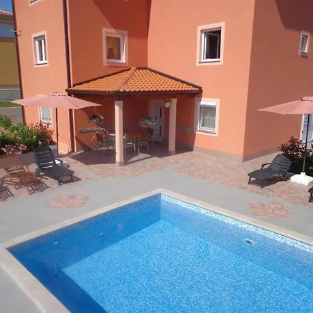 Mit Panoramablick In Ruhiger Lage Kaštel